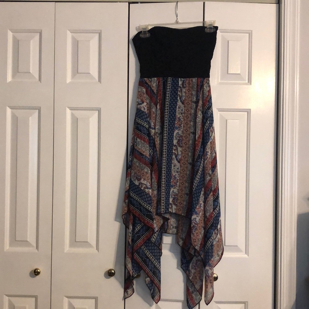 Adorable medium strapless light dress